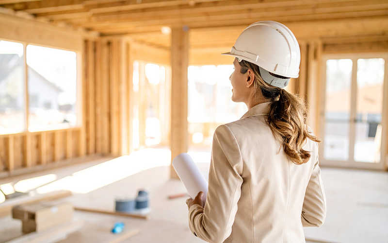 Frau auf der Baustelle